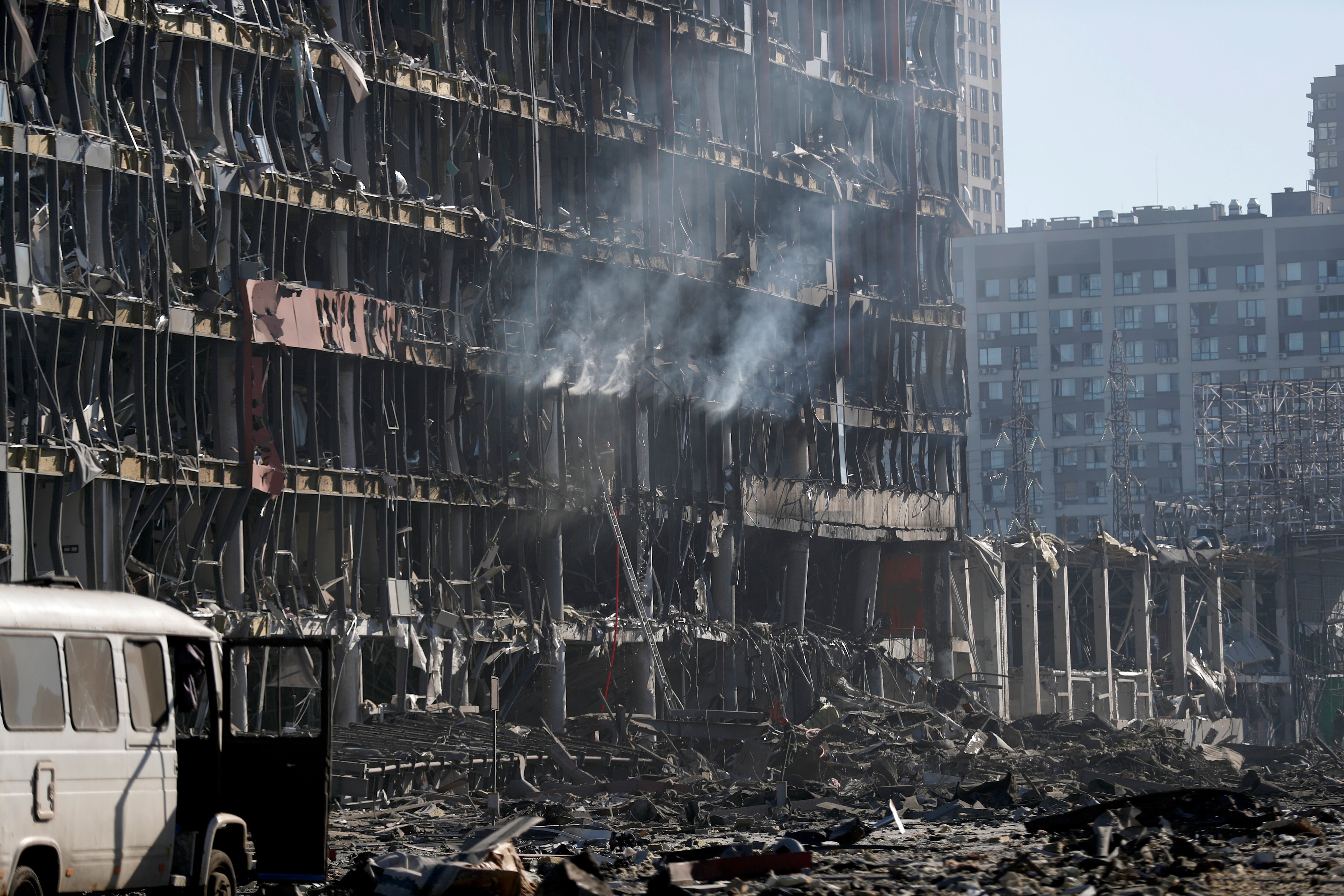 Imagen del centro comercial bombardeado esta semana en Kiev.