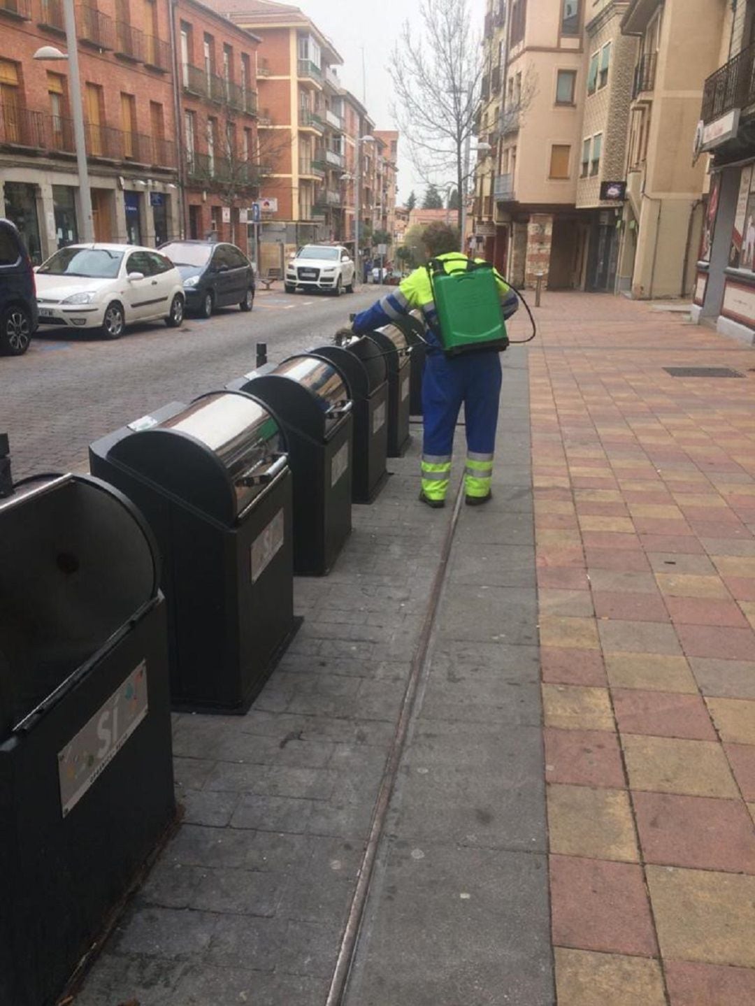 Trabajadora de FCC procede a la desinfección de contenedores