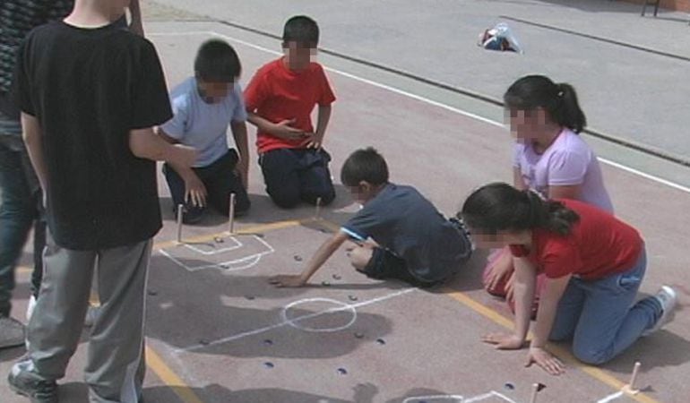 Las chapas es uno de los juegos tradicionales que se quiere recuperar en Fuenlabrada.