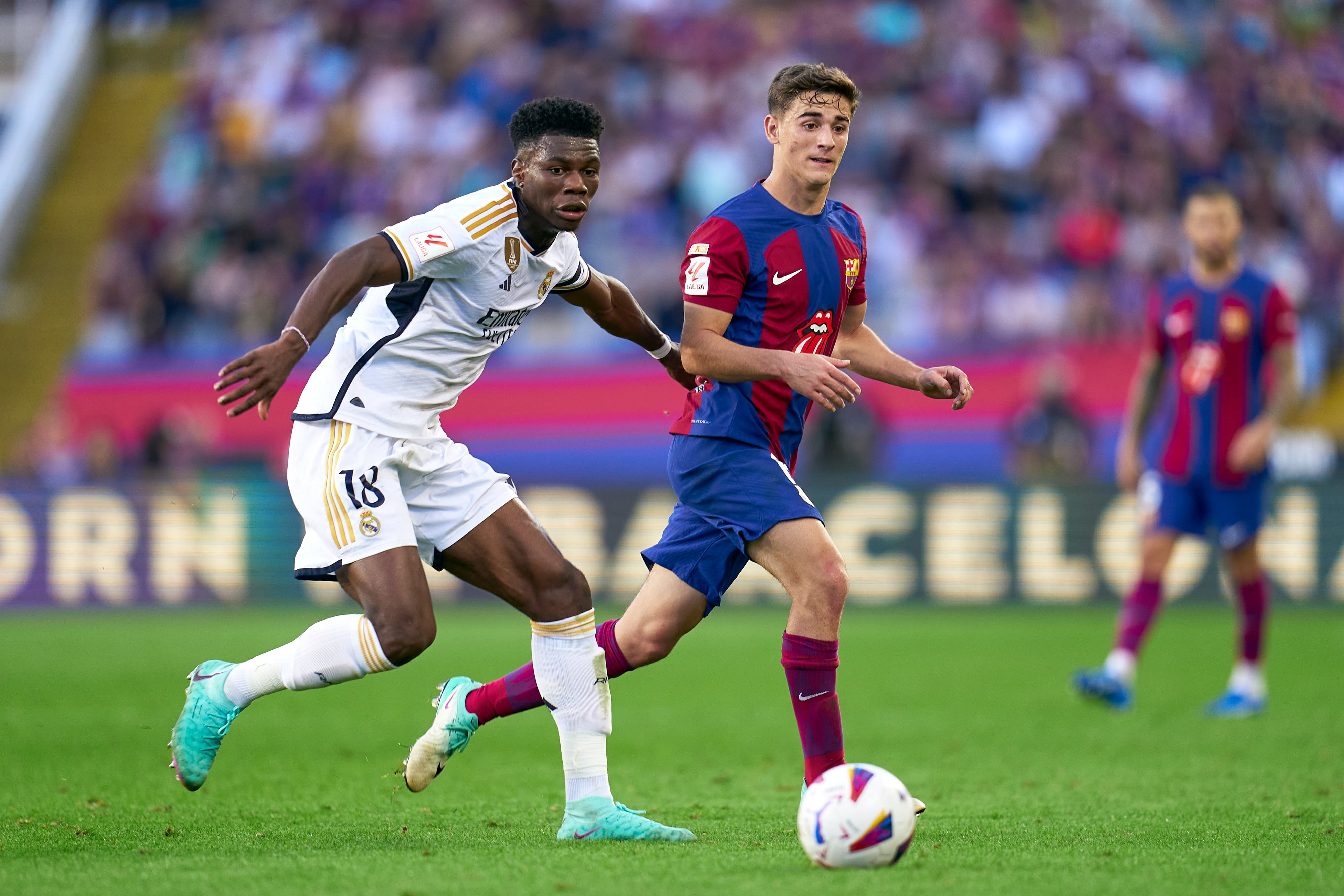 Aurelien Tchouaméni y Gavi, en el último &#039;Clásico&#039; de Liga disputado en Montjuic. (Photo by Pedro Salado/Quality Sport Images/Getty Images)