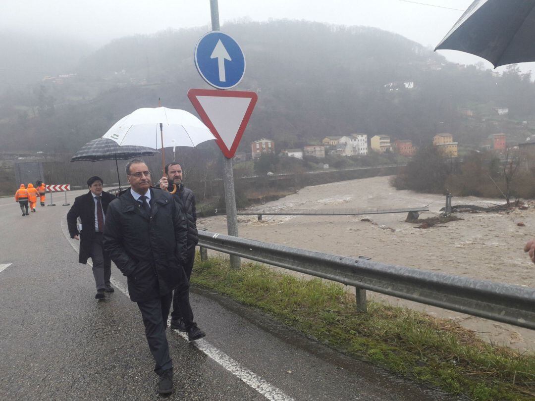 El consejero de Infraestructuras (en primer término) ha visitado personalmente varias de las carreteras con daños más severos. En la imagen el Corredor del Aller.