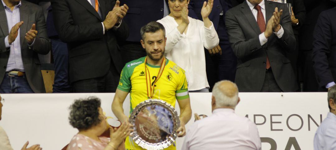 Mauricio con el trofeo de segundo clasificado en la Copa del Rey.