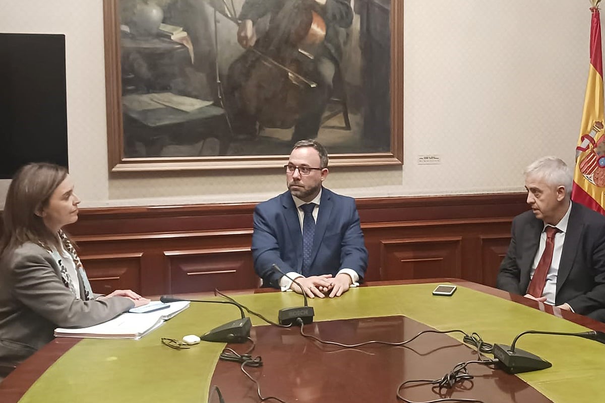 Reunión entre el alcalde de Tomelloso, Javier Navarro, y los diputados provinciales del PP, Carmen Fúnez y Enrique Belda, en el Congreso de los Diputados