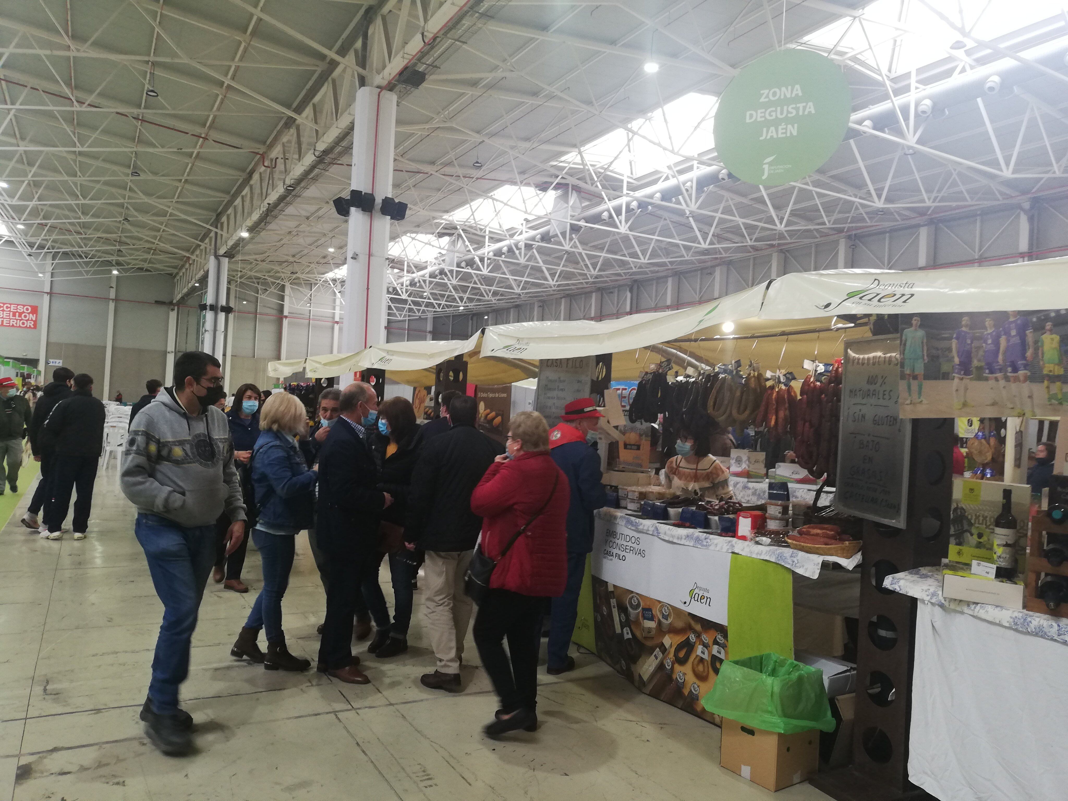 Asistentes al mercado Degusta Jaén en la pasada Feria de los Pueblos.