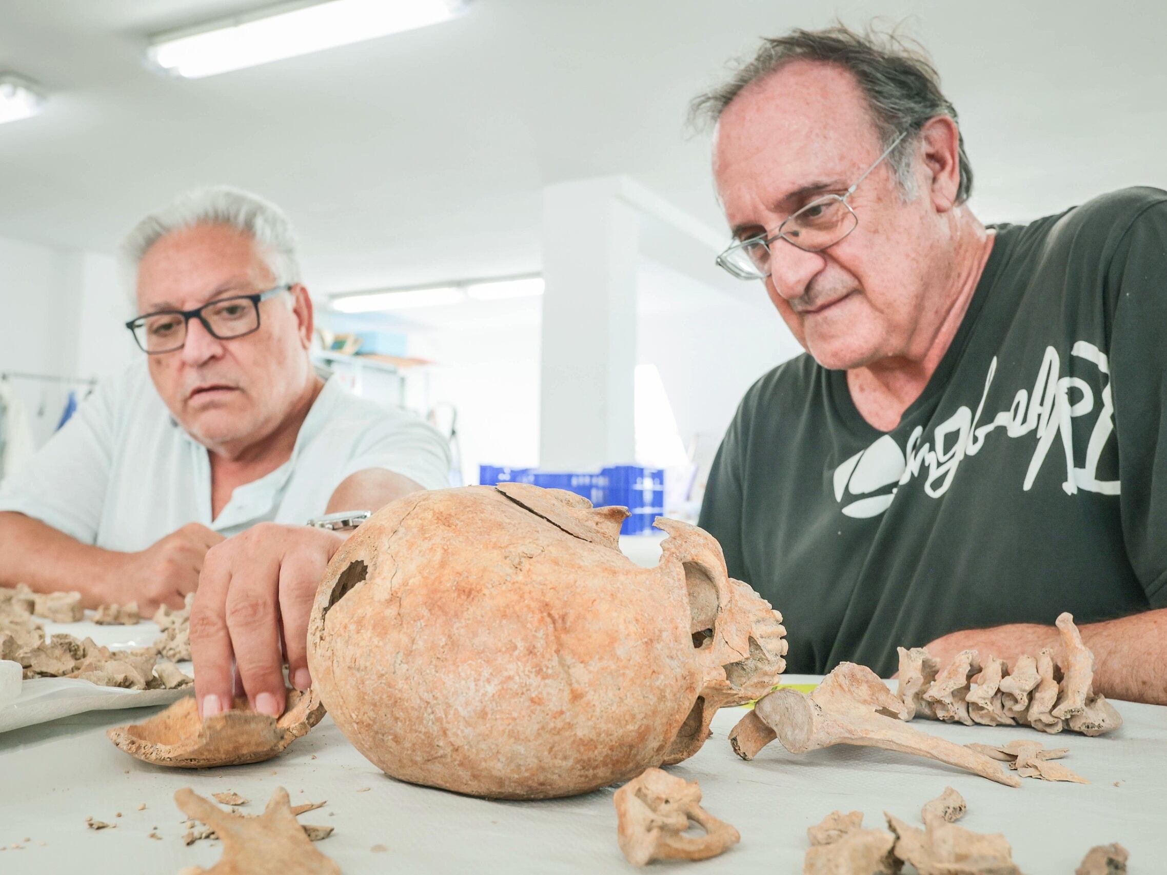 Antonio Poveda, director del Museo Arqueológico de Elda, junto a uno de los antropólogos encargados de la investigación.