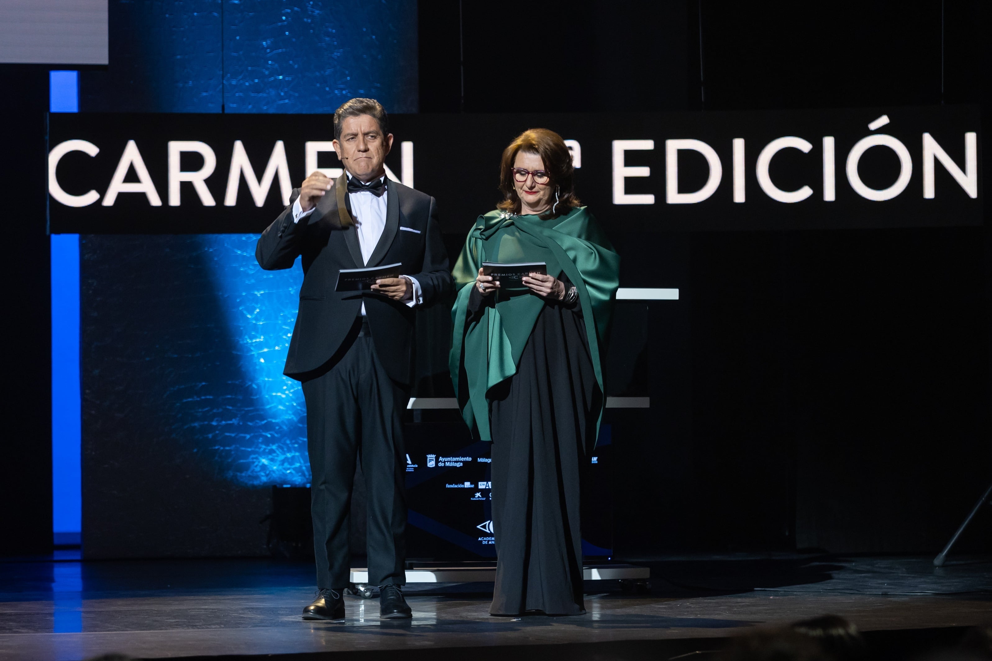 La actriz Adelfa Calvo (d) y el actor Pedro Casablanc (i) presentan los premios Carmen durante la I edición de los Premios Carmen 