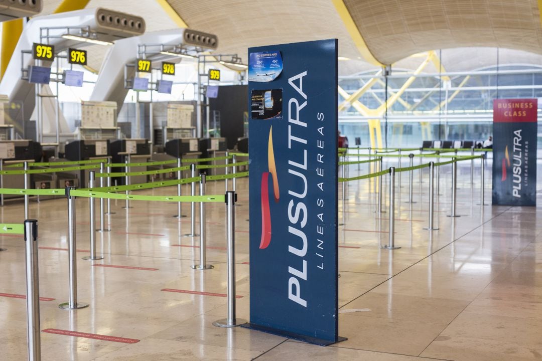 Un panel muestra información sobre vuelos de la aerolínea Plus Ultra, en el aeropuerto de Madrid-Barajas Adolfo Suárez.