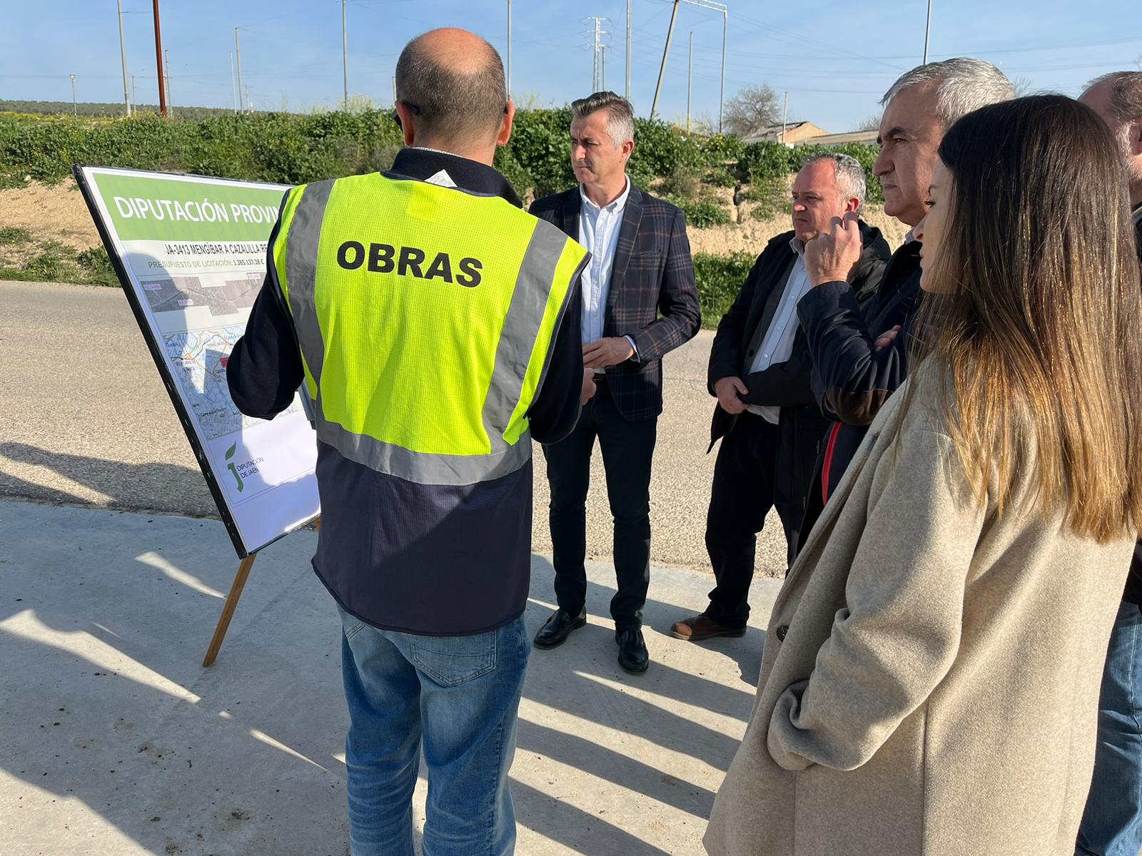 Un técnico explica el proyecto de mejora de la carretera al diputado de Infraestructuras Municipales, José Luis Agea, así como a los alcaldes de Mengíbar y Cazalilla.