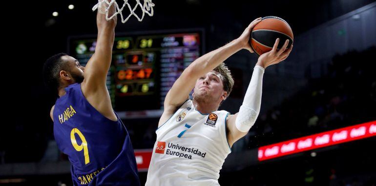 El base esloveno del Real Madrid Luka Doncic con el balón