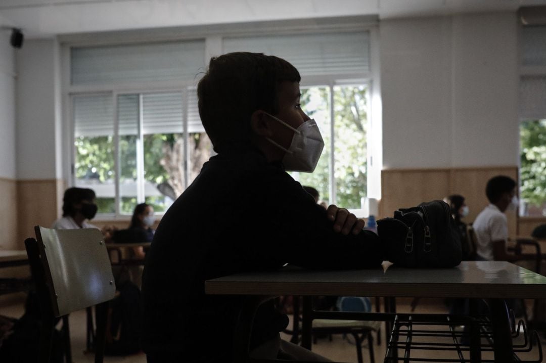 Un niño con mascarilla en un aula de un colegio de Madrid.