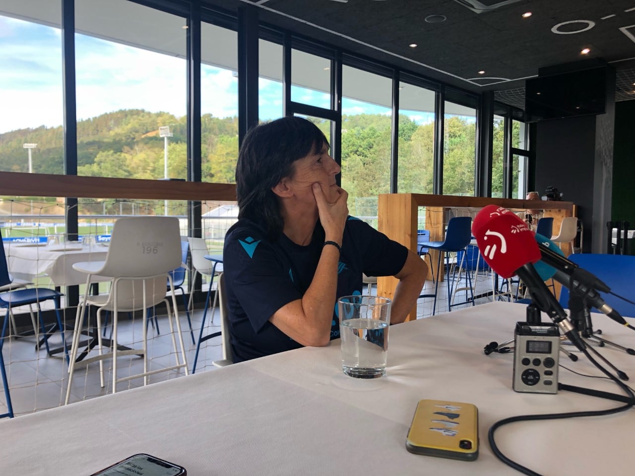 Garbiñe Muguruza atiende a los medios en la cafetería de Zubieta