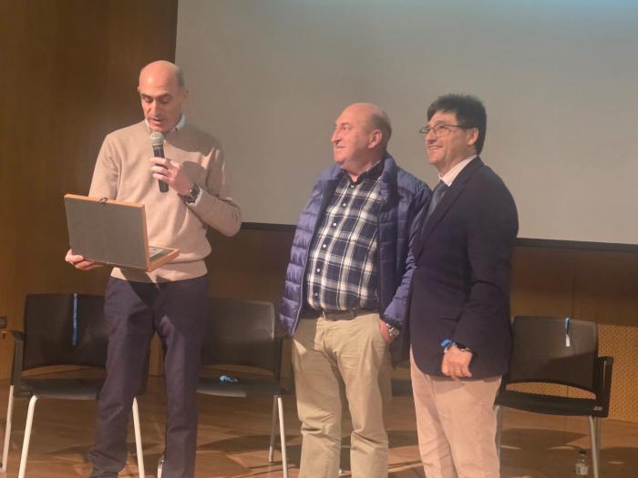 Un momento del acto, en el que se han entregado placas conmemorativas. A la izda., el alcalde de Benasque y a la dcha. el director general Alfonso Calvo. Foto: DGA