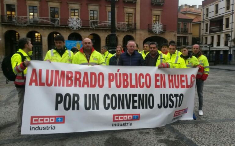 Trabajadores de Electricidad Llano concentrados frente al Ayuntamiento de Gijón 