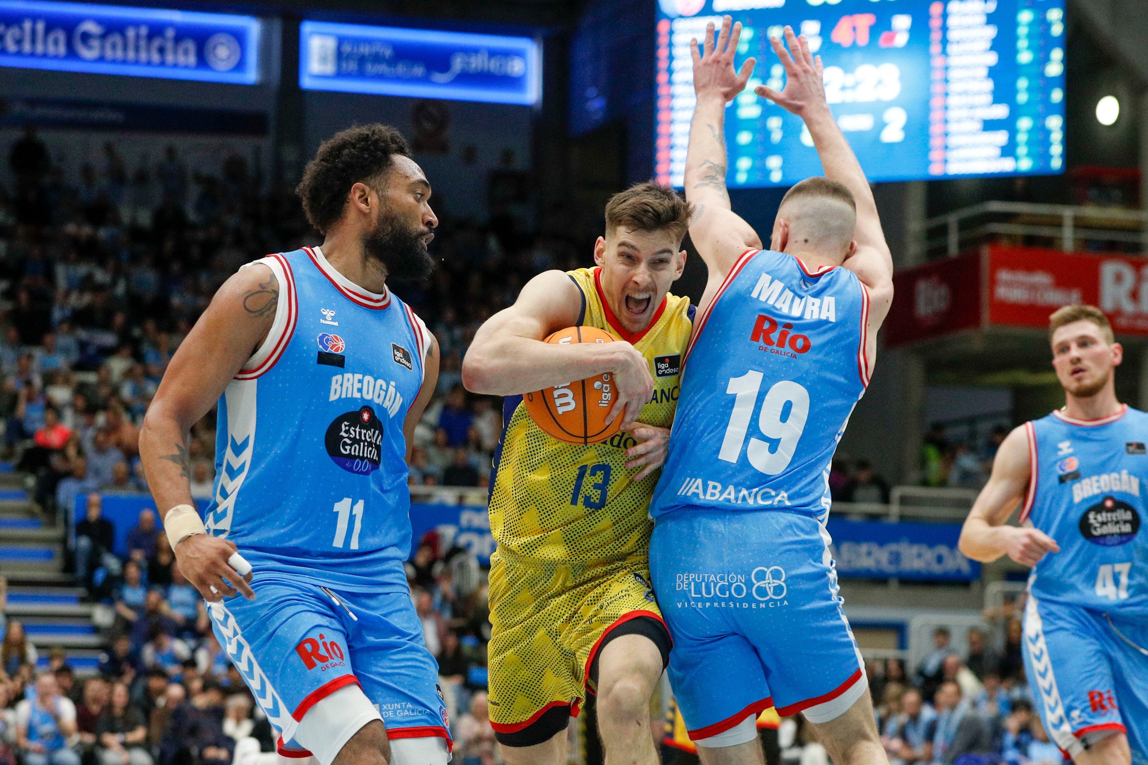 L'escorta del Morabanc Chumi Ortega (c) intenta superar al croat Dominik Mavra (d), del Breogán, durant el partit de la Lliga Endesa disputat dissabte al Pazo Provincial dos Deportes de Lugo.