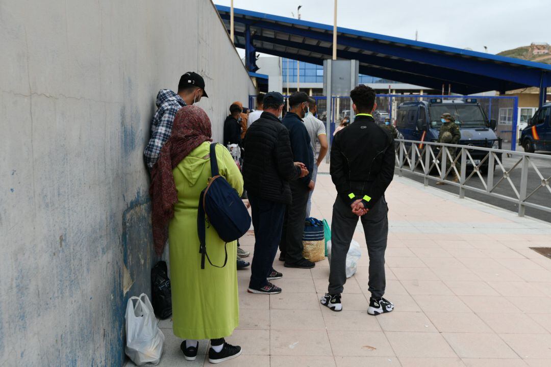 Varios marroquíes hacen cola en la frontera de Ceuta para retornar a su país de origen 