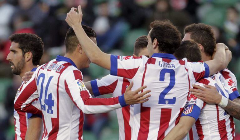 Los jugadores rojiblancos celebran el gol de Mandzukic en el Martínez Valero