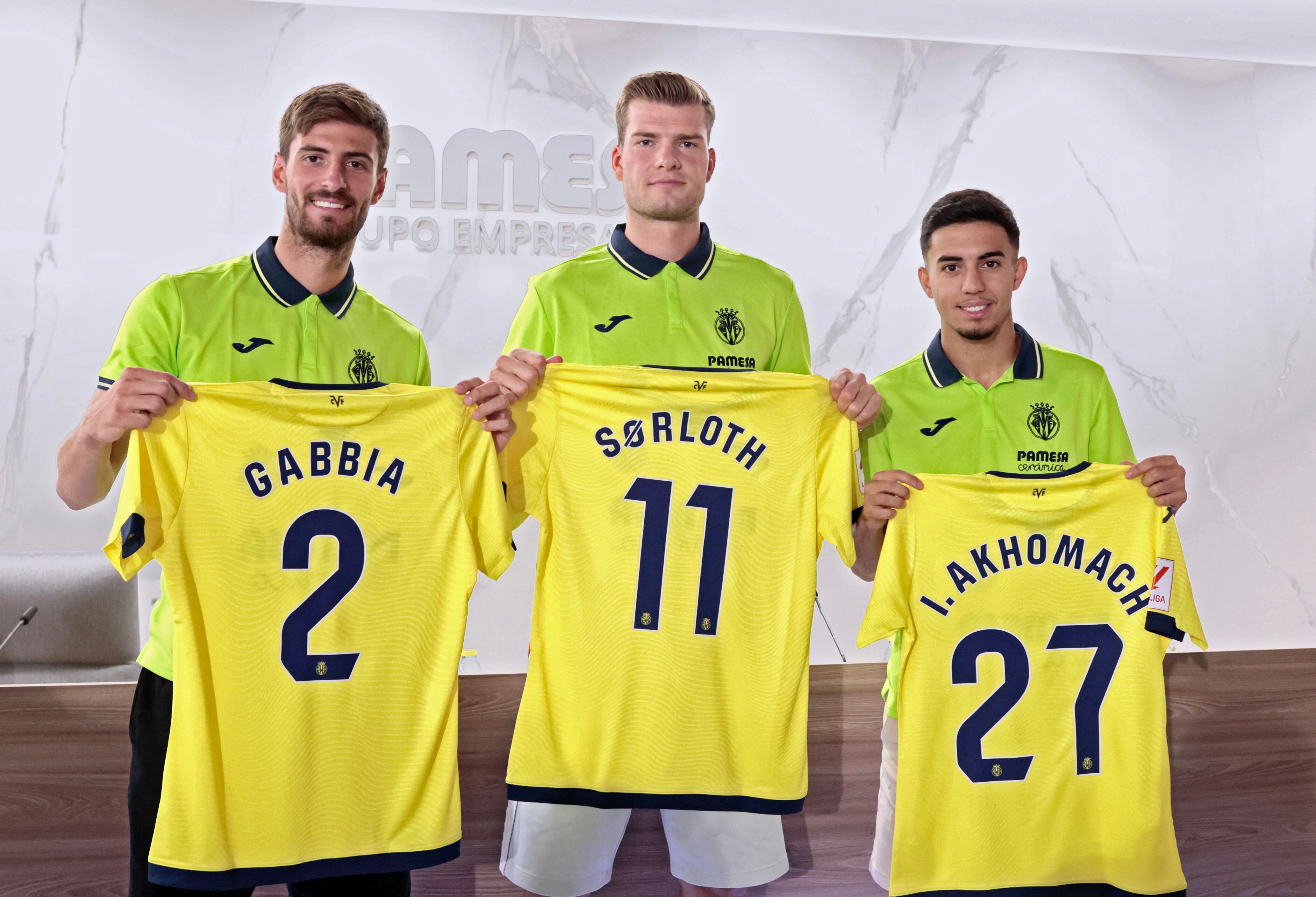 GRAFCVA5036. VILA-REAL (CASTELLÓN), 03/08/2023.- El Villarreal CF presenta a sus tres últimos fichajes: Matteo Gabbia, Alexander Sorloth, e Ilias Akhomach. En la imagen los jugadores posan con sus nuevas camisetas. EFE/Domenech Castelló
