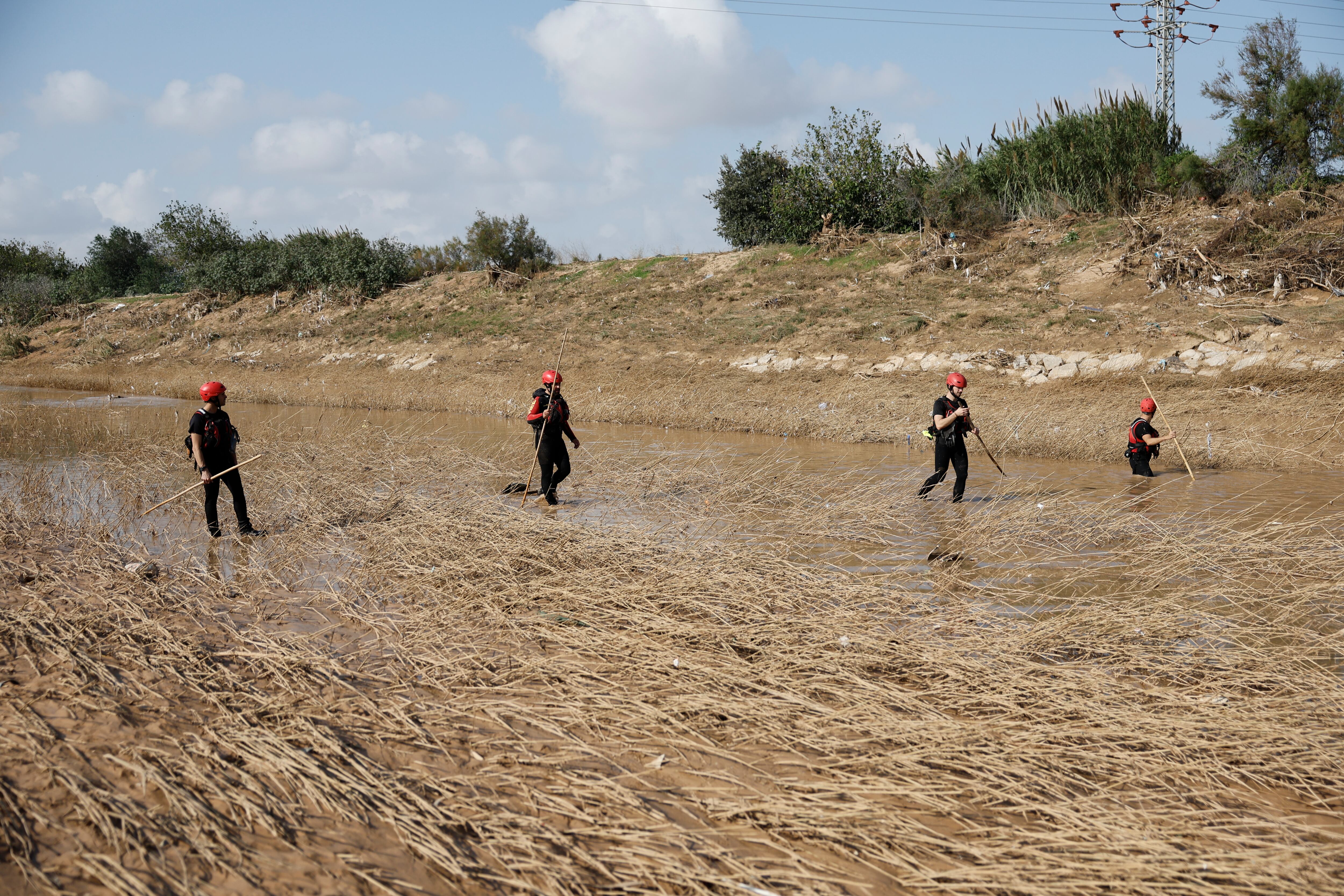 Miembros de la UME ratrean la Rambla del Poyo, a la altura de a localidad valenciana de Catarroja en búsqueda de víctimas mortales
