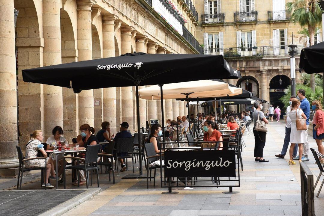 Imagen de una terraza en la Plaza Nueva de Bilbao.