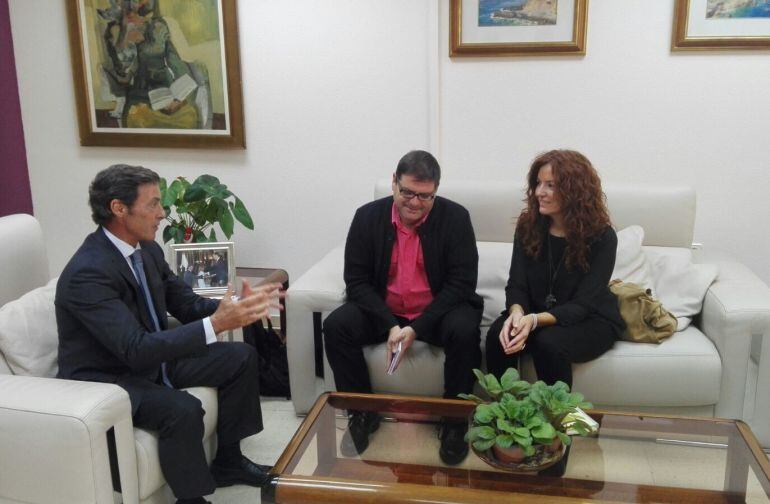 El delegado del Gobierno, Antonio Sánchez Solís, charla con los diputados regionales de Podemos, Andrés Pedreño y María Ángeles García