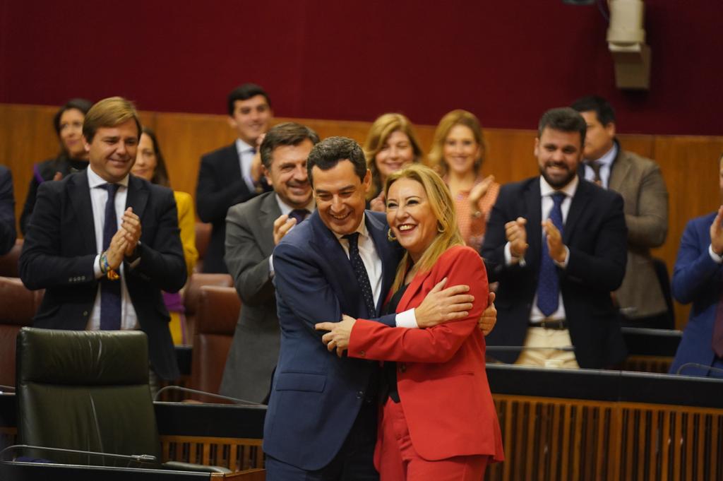 El Presidente de la Junta y la Consejera de Hacienda tras la aprobación de los presupuestos 2024