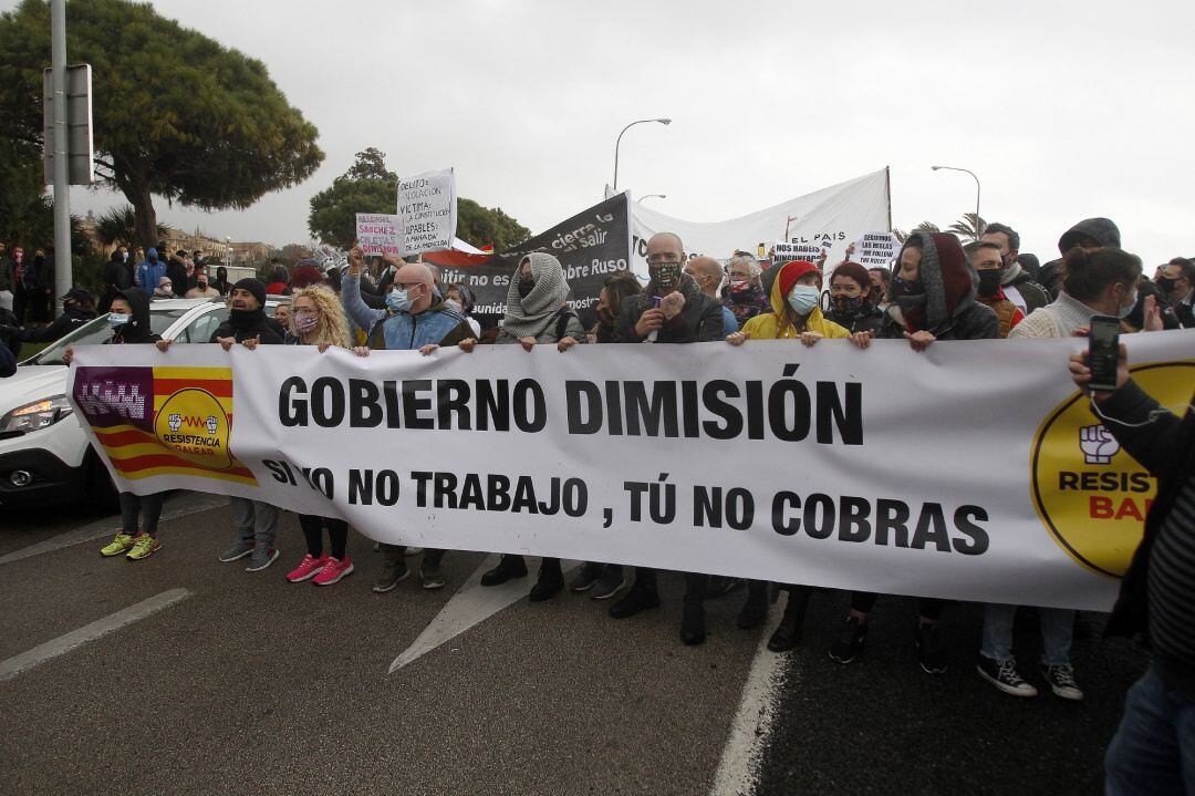 Manifestantes durante una nueva protesta contra el cierre de la restauración aprobada por el Govern para frenar la propagación de la COVID-19, en Palma de Mallorca