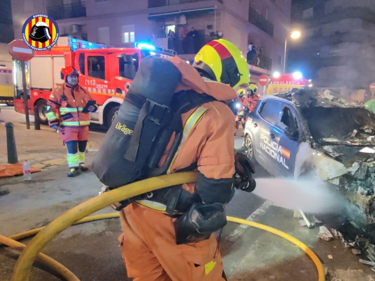Un coche de la Policía Nacional se estrella en una vivienda de Alaquàs y provoca un incendio