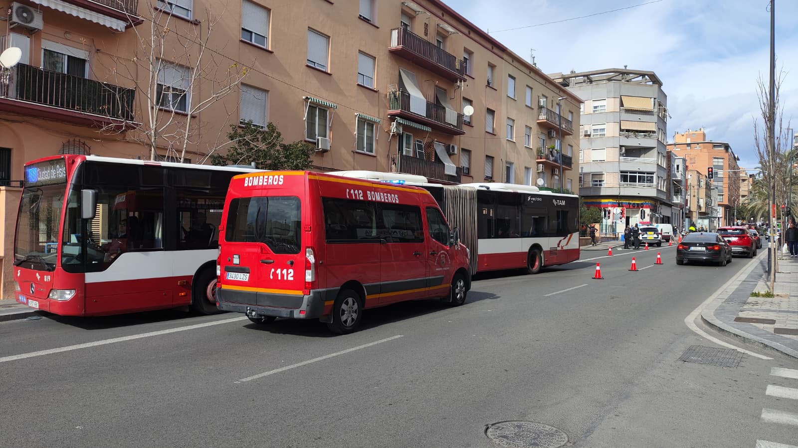 Bomberos y Policía Local han tenido que actuar para regular la circulación a la espera de los trabajadores de Aguas de Alicante