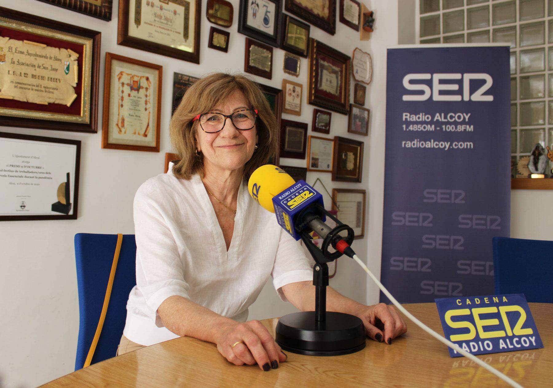 Pilar Gomis, professora de l'IES Pare Vitòria recent jubilada, en el estudi de Radio Alcoy
