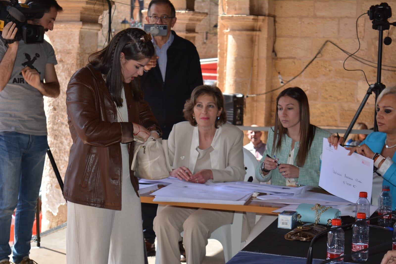 Verónica Moreno Girón, ganadora de la subasta de las andas de la Cruz