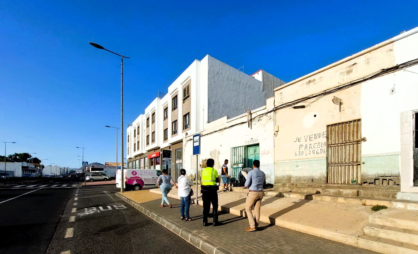 Operarios tapiando una vivienda en &#039;Las Rapaduras&#039; de Arrecife, Lanzarote.