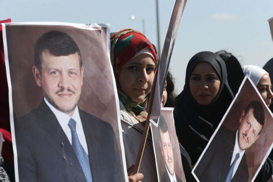 AMMAN, JORDAN - FEBRUARY 04: Jordanians stand along the way between Amman and Queen Alia airport waiting to greet Jordan&#039;s King Abdullah II upon his arrival at the airport near Amman on February 4, 2015, in Amman, Jordan. King Abdullah cut his visit to th