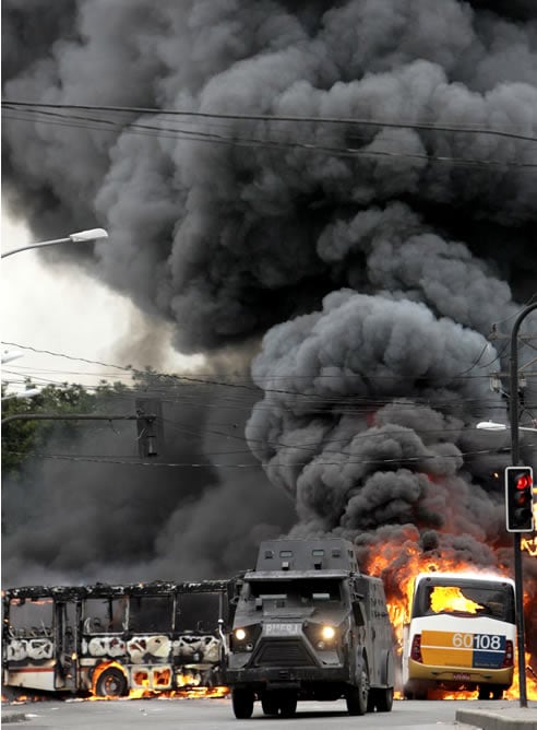 La reyerta ha causado en la ciudad brasileña también el incendio de ocho autobuses y un helicóptero