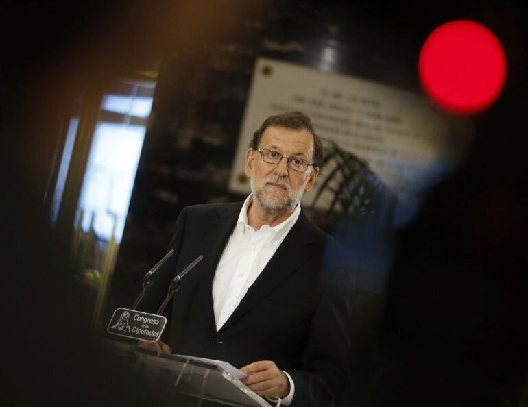 El presidente del PP, Mariano Rajoy,durante su comparecencia ante los medios tras la reunión que mantuvo en el Congreso de los Diputados con el líder de Ciudadanos, Albert Rivera.