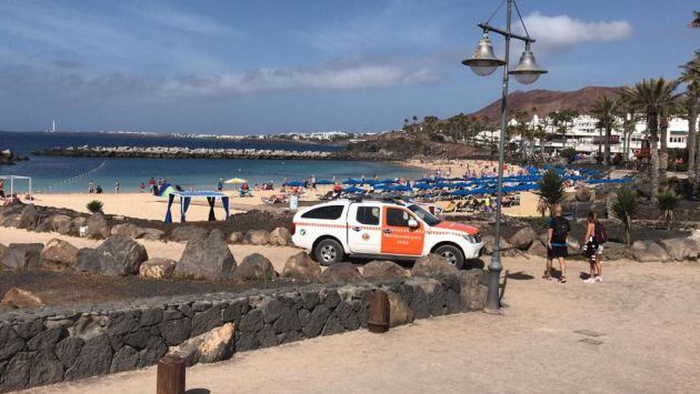 Voluntarios de Protección Civil de Yaiza en Playa Dorada.