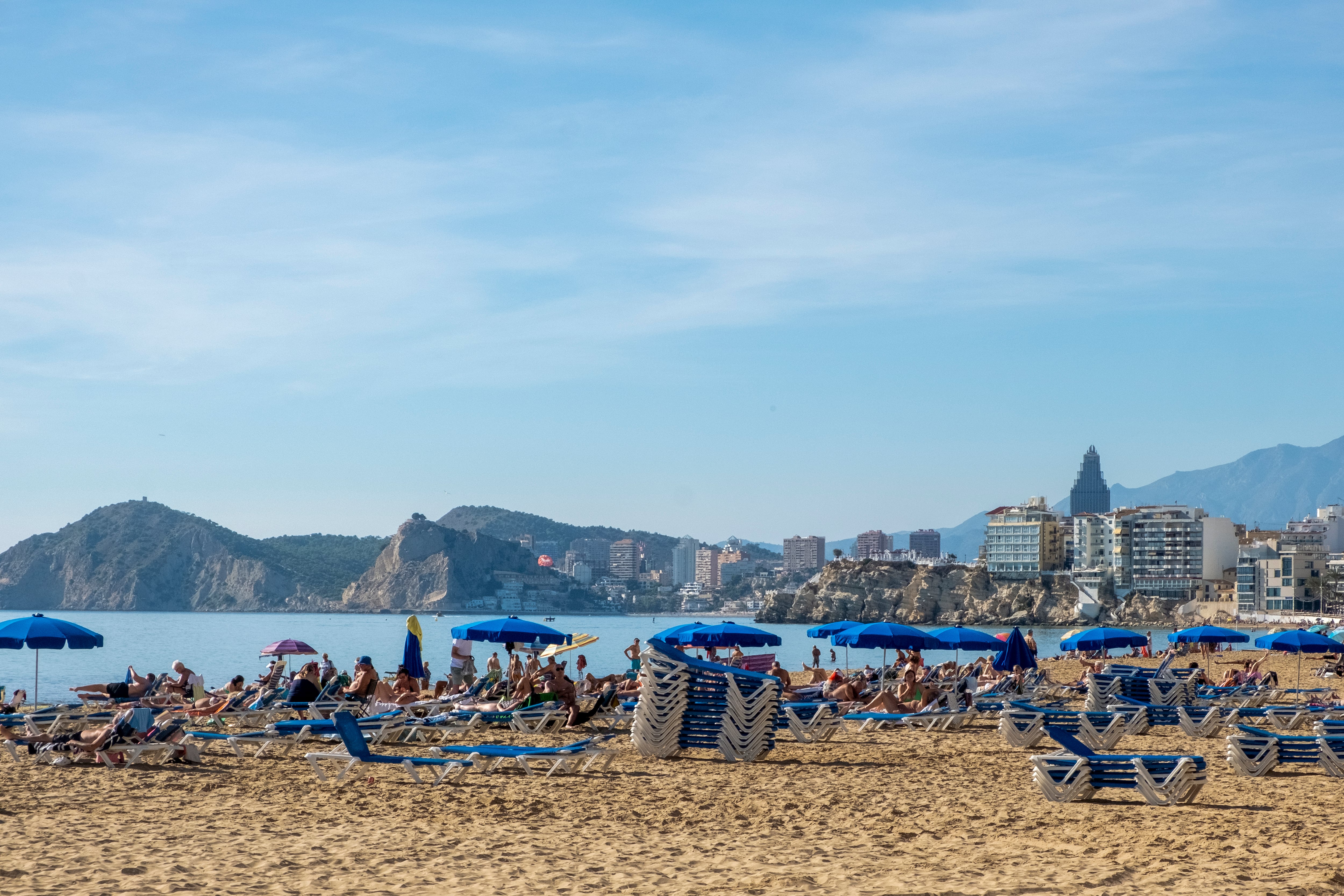 GRAFCVA6796. BENIDORM (ALICANTE), 18/11/2023.- Vista general de la Playa de Levante durante este sábado de mediados de noviembre en el que el cielo de la Comunitat luce un aspecto poco nuboso, con temperaturas en ligero descenso, salvo las máximas en el interior norte de Castellón, que presentarán ligeros ascensos según la Agencia Estatal de Meteorología. EFE/Pablo Miranzo
