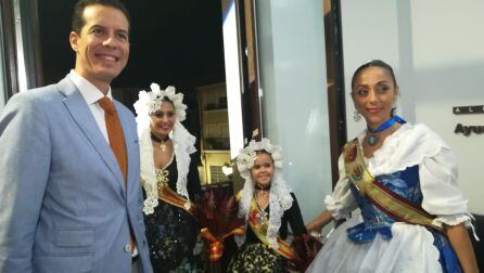 El alcalde de Elda y la presidenta de la Junta Central junto a las Falleras Mayores de Elda