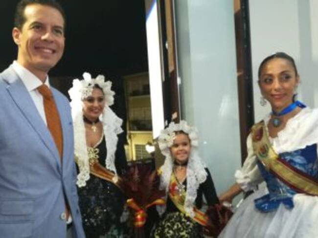 El alcalde de Elda y la presidenta de la Junta Central junto a las Falleras Mayores de Elda
