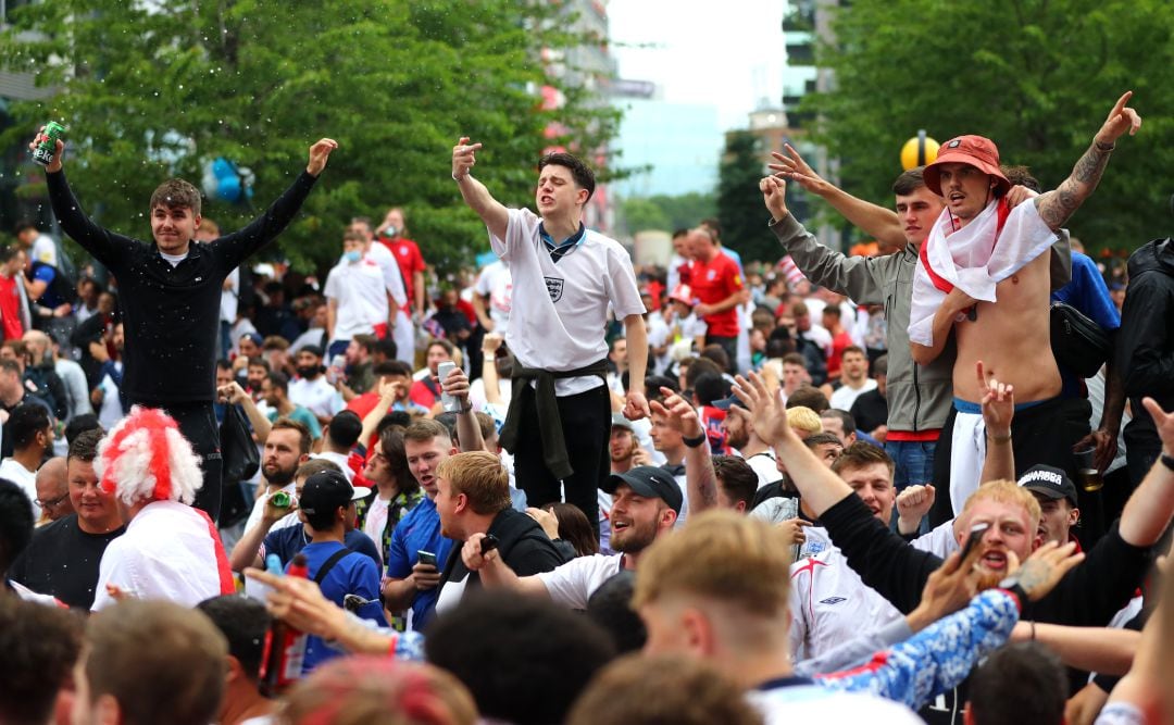 Aficionados ingleses en Wembley antes de la final de la Eurocopa