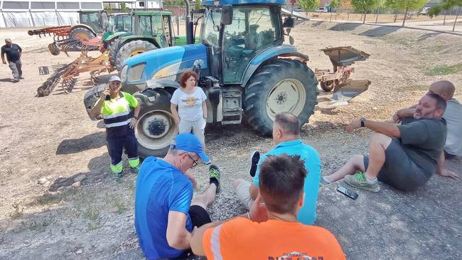 Agricultores voluntarios que trabajaron para hacer un cortafuegos en Olite