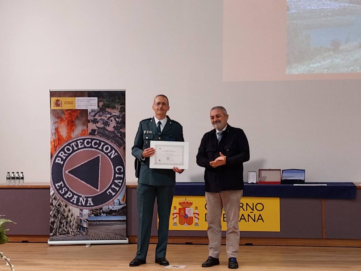 Un agente de la Guardia Civil de Aranda, condecorado por su labor para hallar a una anciana desaparecida en Milagros