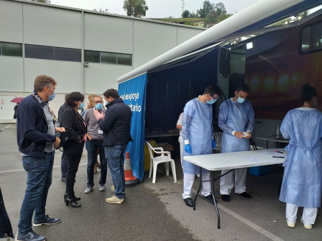 La gerente del Servicio de Salud, Concepción Saavedra, en el auto COVID de Laviana. 