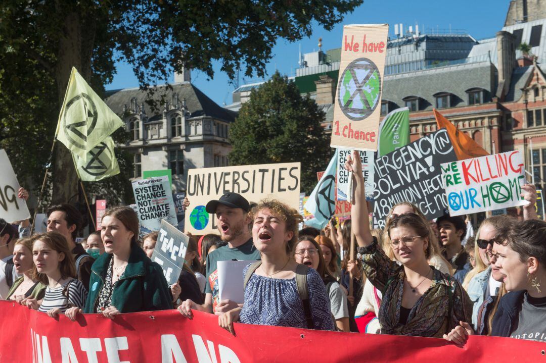 Manifestantes en las inmediaciones del Parlamento británico en Londres