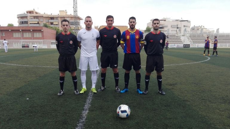 Los capitanes con el trío arbitral