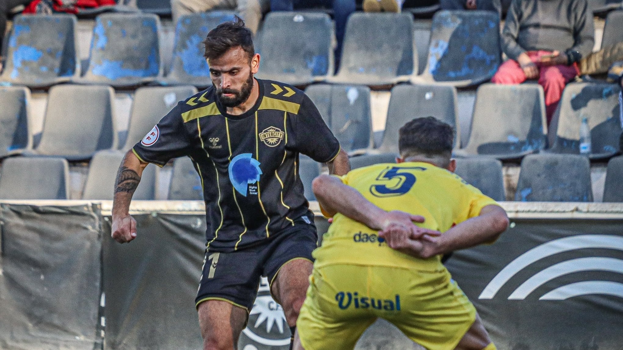 El jugador del Intercity, Sito, encara a un futbolista del Atlético Sanluqueño. Foto: CF Intercity