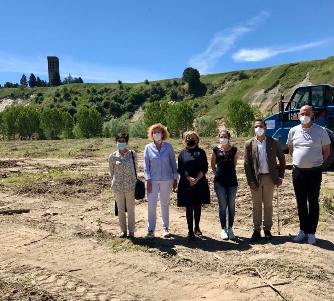 Visita de la presidenta de la CHD a las obras que se están realizando en el río Eresma a su paso por Coca