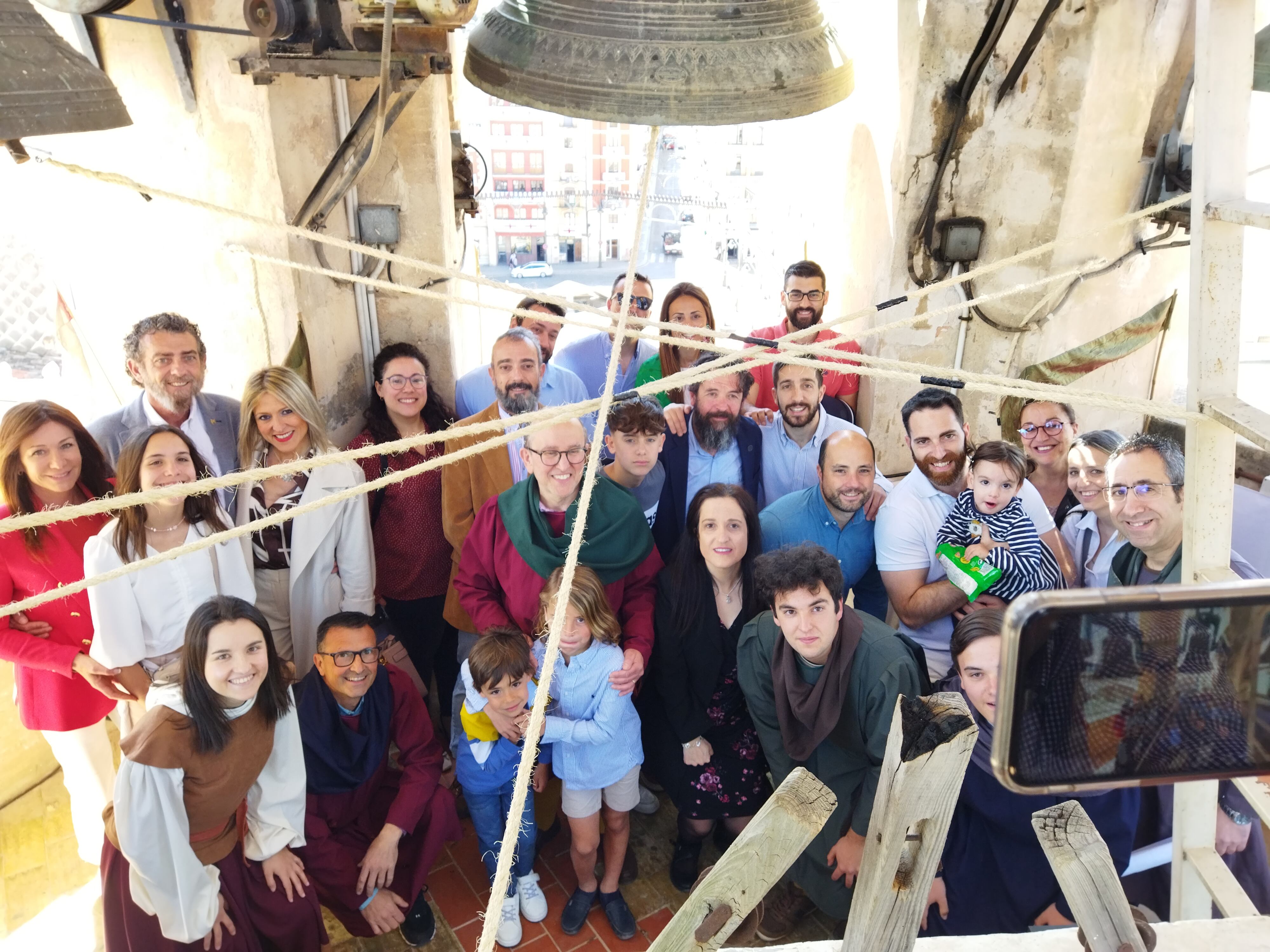 Los cargos festeros de Alcoy junto a componentes de la Colla de Campaners d&#039;Alcoi en la sala de campanas de la iglesia de Santa María.
