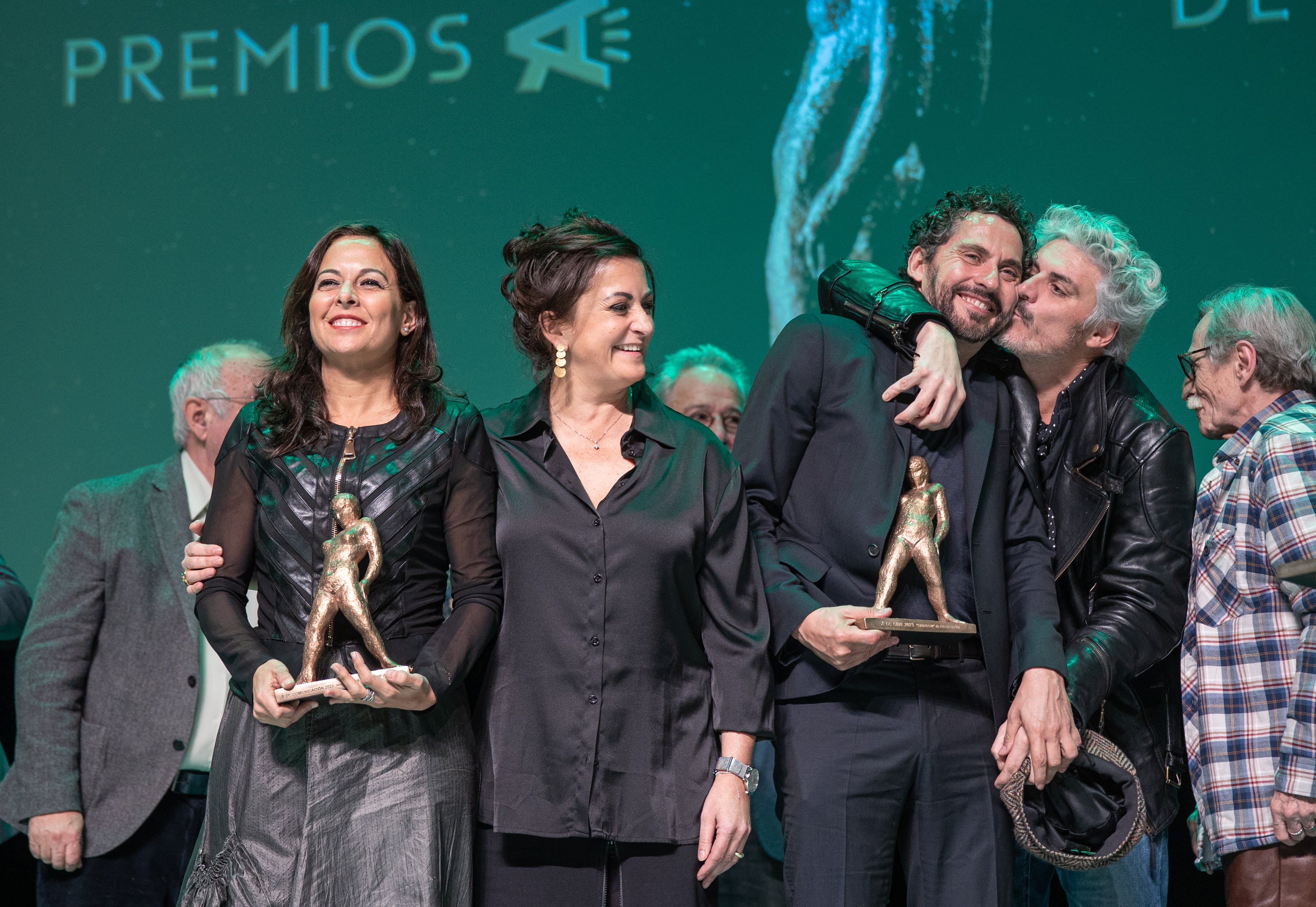 LOGROÑO (La Rioja) 07/01/2023.- La periodista Mara Torres (i) y el actor y director Paco León (2d), acompañados por la presidenta de La Rioja, Concha Andreu, tras recibir los premios "A de Actual" durante la gala de clausura del Festival Actual 2023 que se ha celebrado este sábado en el Palacio de Congreso Riojaforum de Logroño. EFE/ Raquel Manzanares.