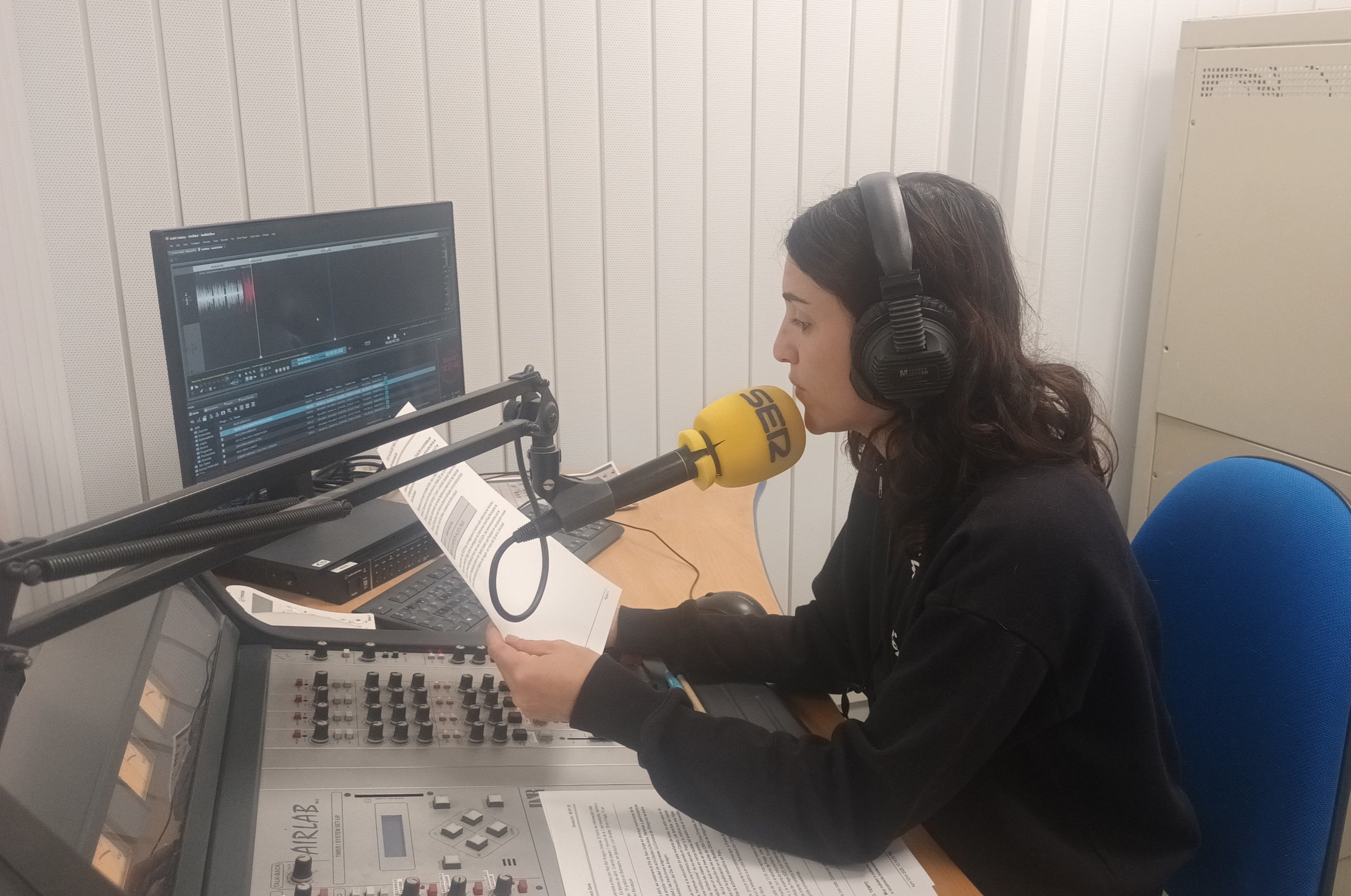 Sara Sarrablo en los estudios de Ser Aragón Oriental