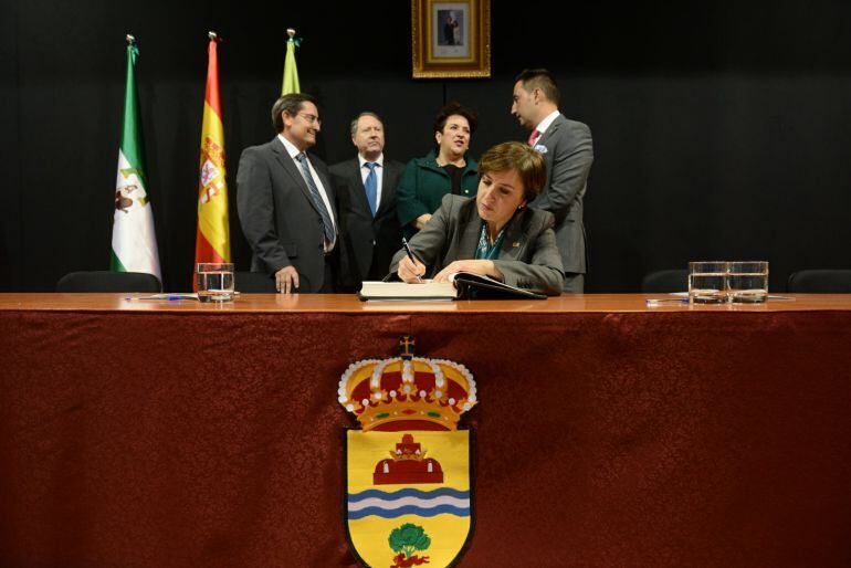 La Delegada del Gobierno Andaluz, Sandra García, durante la constitución de la Gestora de Domingo Pérez, municipio 172 de la provincia de Granada.